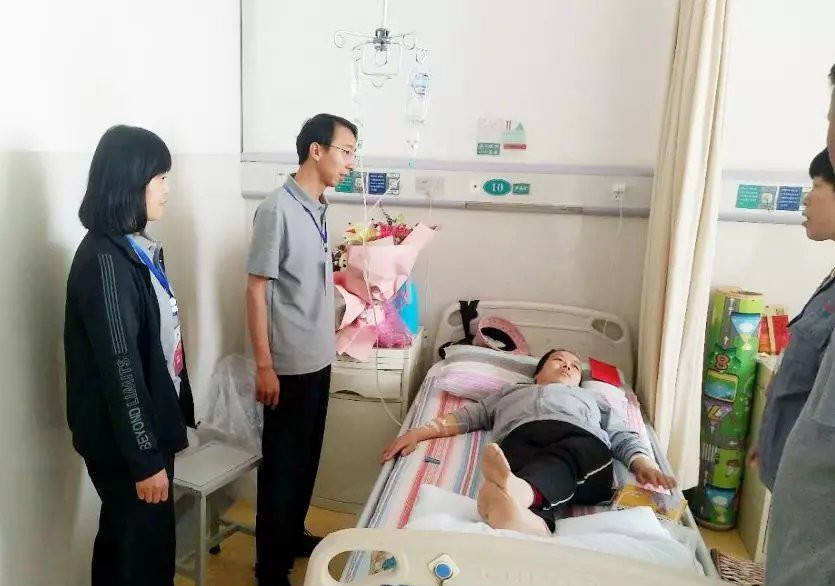 美廚公司工會(huì)、愛心基金會(huì)聯(lián)合湖濱鎮(zhèn)總工會(huì)走(圖2) 美廚公司工會(huì)、愛心基金會(huì)聯(lián)合湖濱鎮(zhèn)總工會(huì)走(圖2)